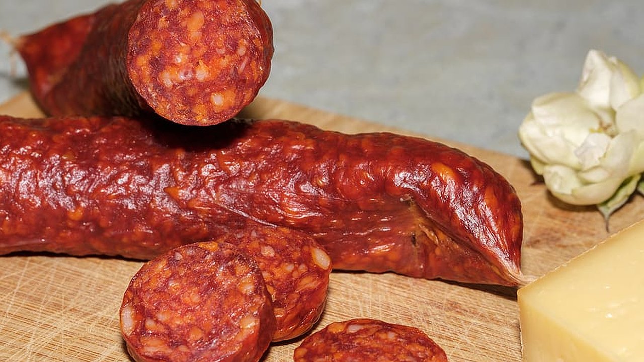 Главная картинка новости: В товарах российских производителях творога и колбасных изделияй обнаружили «мясной клей»