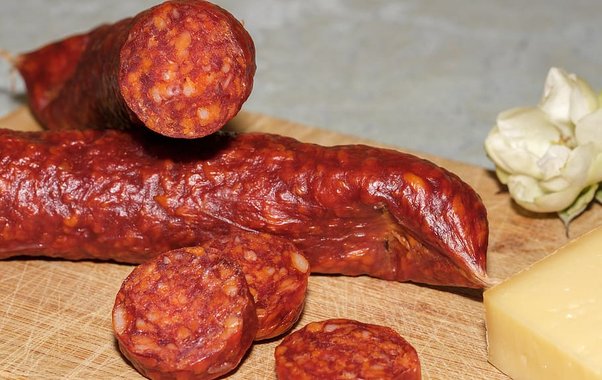 В товарах российских производителях творога и колбасных изделияй обнаружили «мясной клей»