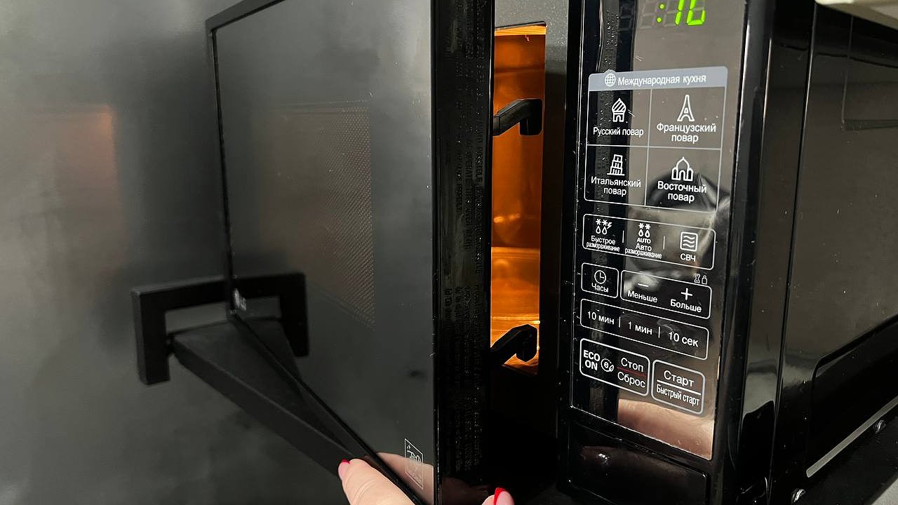 Главная картинка новости: Эти 10 продуктов нельзя разогревать в микроволновке: эксперты опубликовали неожиданный список