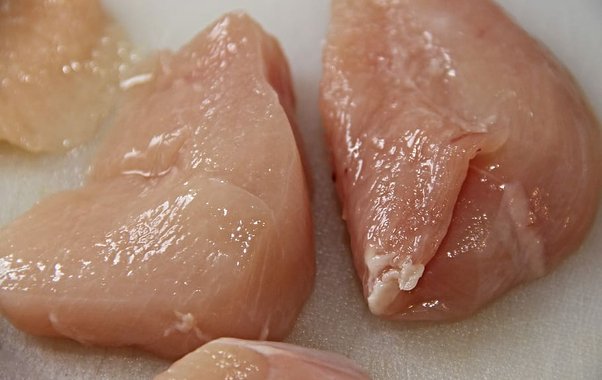 Химия вместо мяса, а мы кормим им детей: Роскачество назвало худший бренд филе курицы