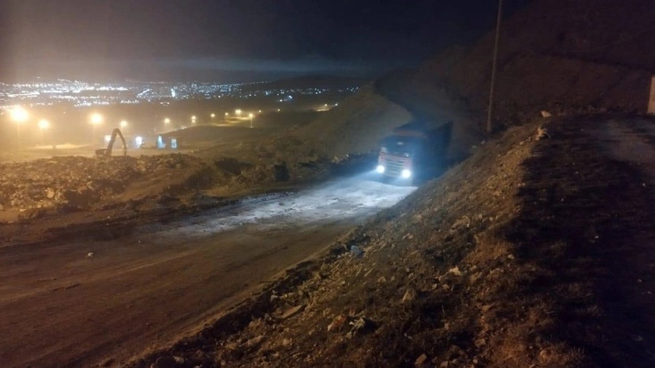 Главная картинка новости: Пожар на мусорном полигоне: самосвалы нарушают запреты для экстренной ликвидации возгорания