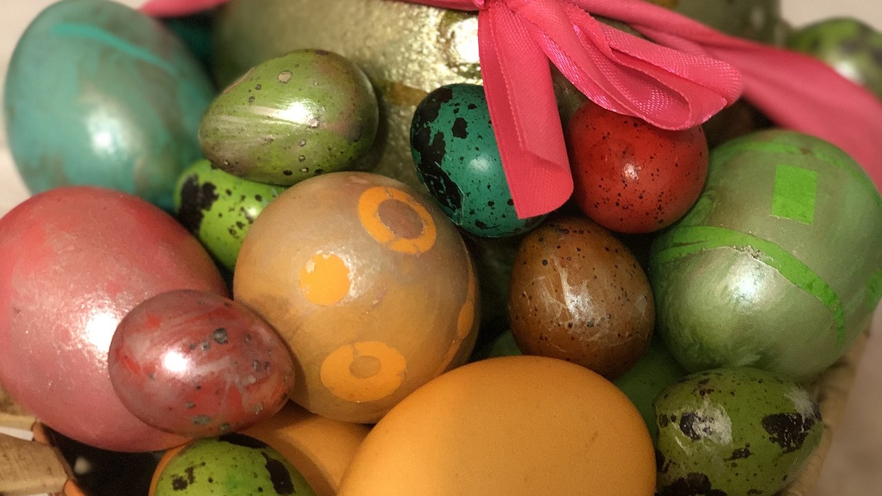 Главная картинка новости: Готовимся к Пасхе: розовые яйца можно приготовить без всякой химии