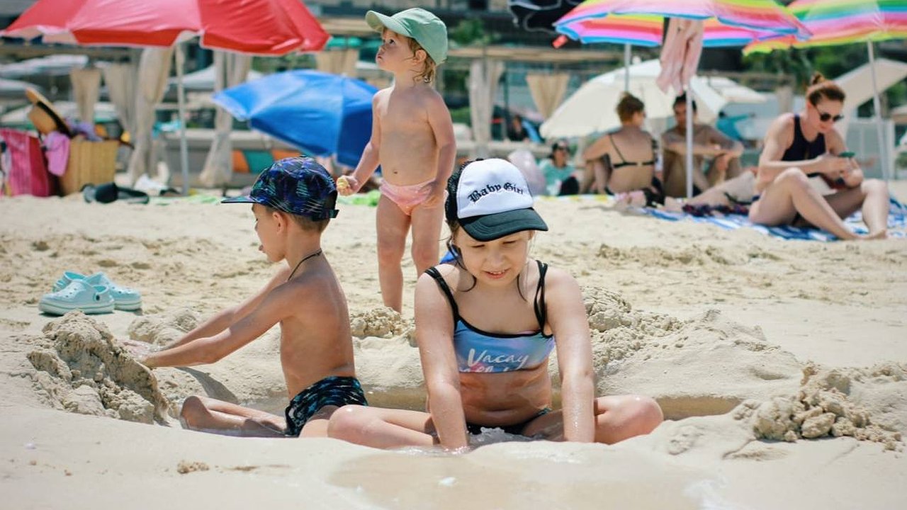 Главная картинка новости: Летние каникулы сократят вдвое из-за обстановке в стране: школьники рыдают, родители хватаются за голову