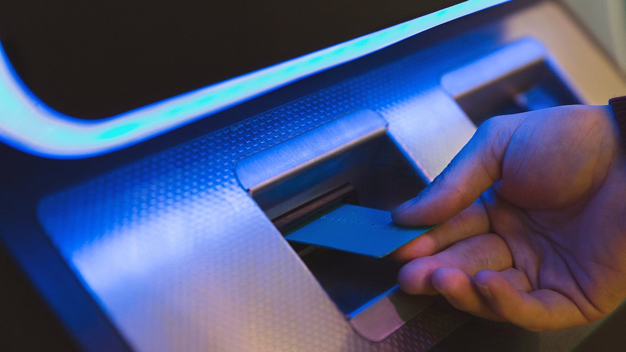 Главная картинка новости: Уже сегодня: Сбербанк обрадовал тех, кто получает пенсию на карту