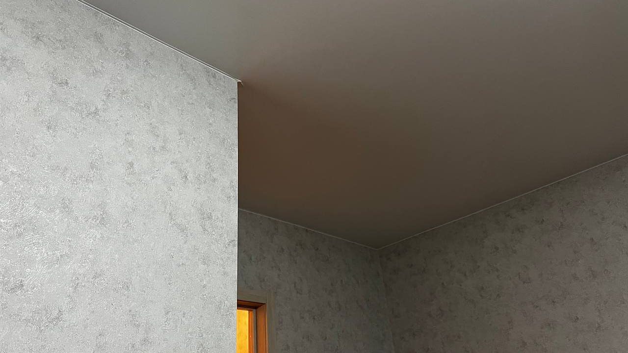 Главная картинка новости: С 3 апреля будет запрещен монтаж натяжных потолков: заставят снять