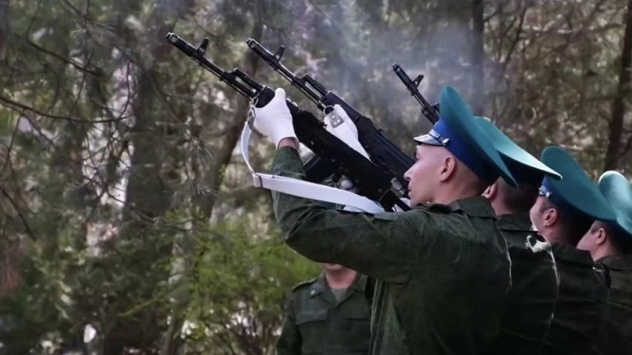 Главная картинка новости: В Новороссийске прошла церемония передачи символов акции «Эстафета Победы»