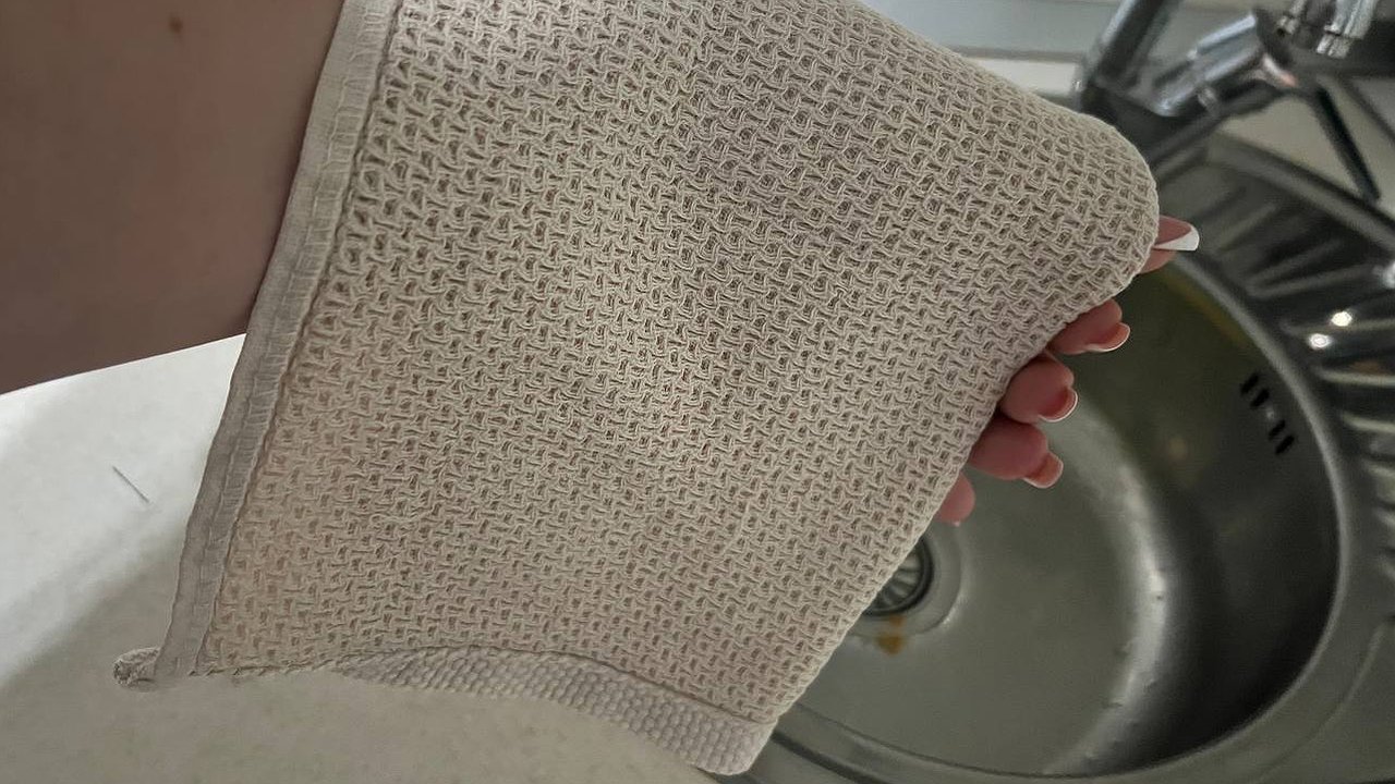 Главная картинка новости: Натираем кухонные полотенца таким средством — и даже серая тряпка превратится в белоснежное облако: пятна исчезнут без следа