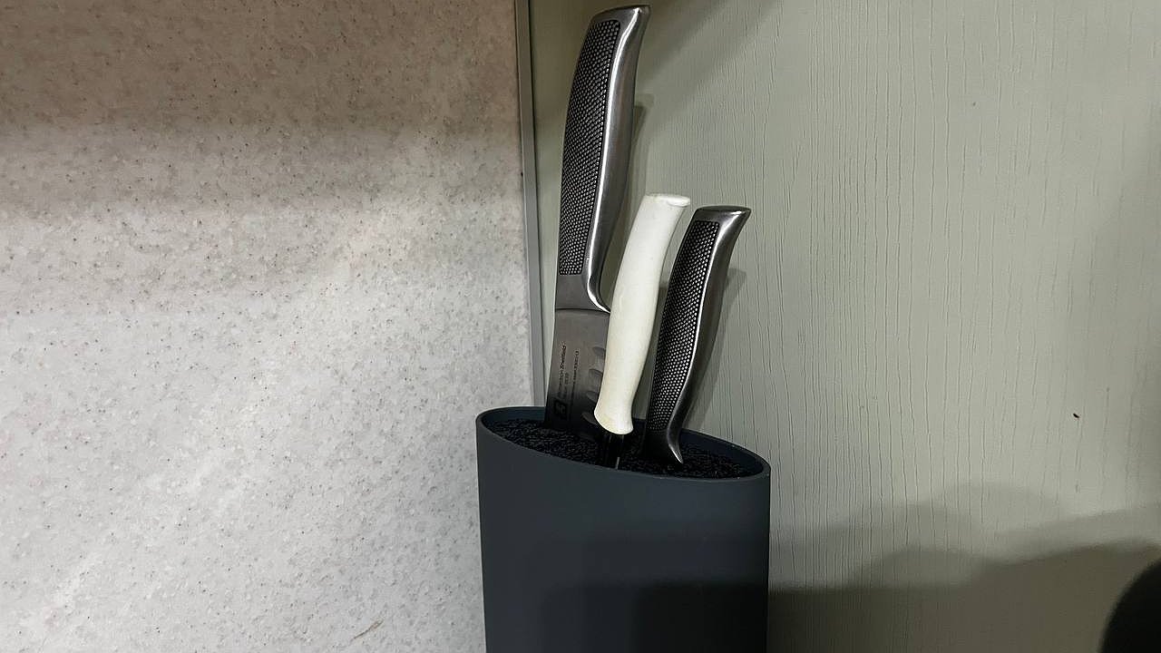 Главная картинка новости: Смажьте этим средством  нож и продукты перестанут к нему прилипать - секретный лайфхак опытных шеф-поваров