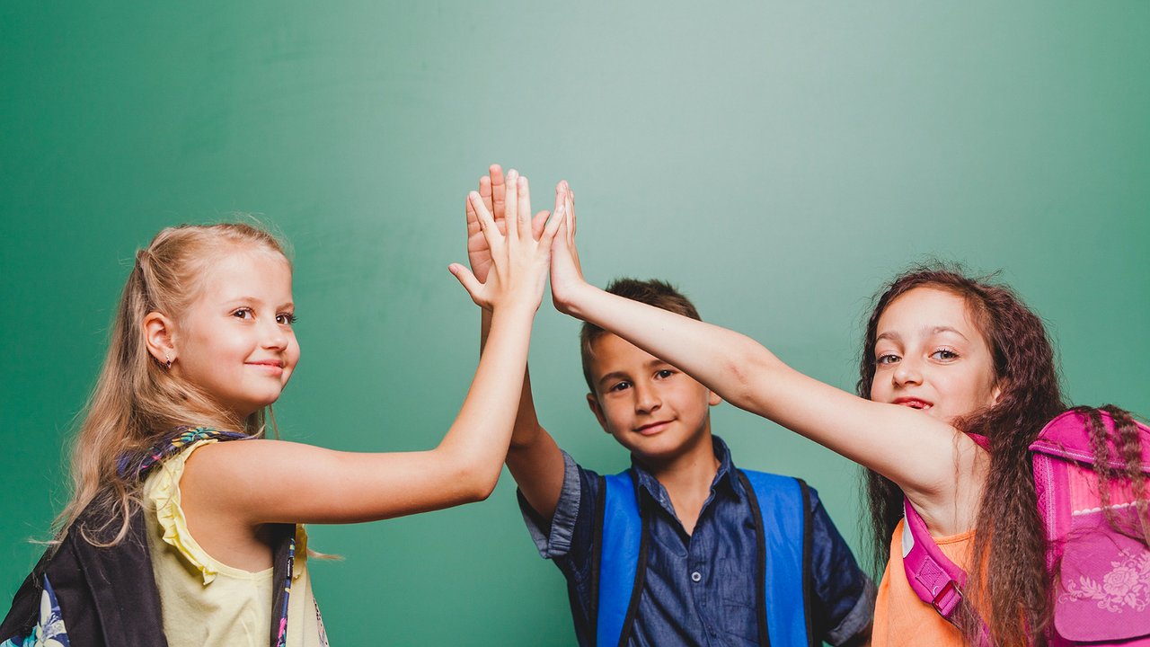 Главная картинка новости: Школьники и родители плачут от счастья: в России полностью отменяют ЕГЭ и ОГЭ для старшеклассников