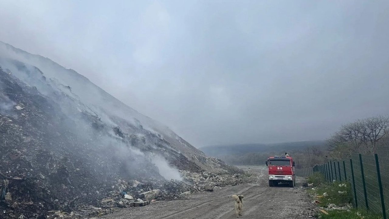 Главная картинка новости: Новороссийск страдает от запаха гари: продолжается борьба с пожаром на мусорном полигоне