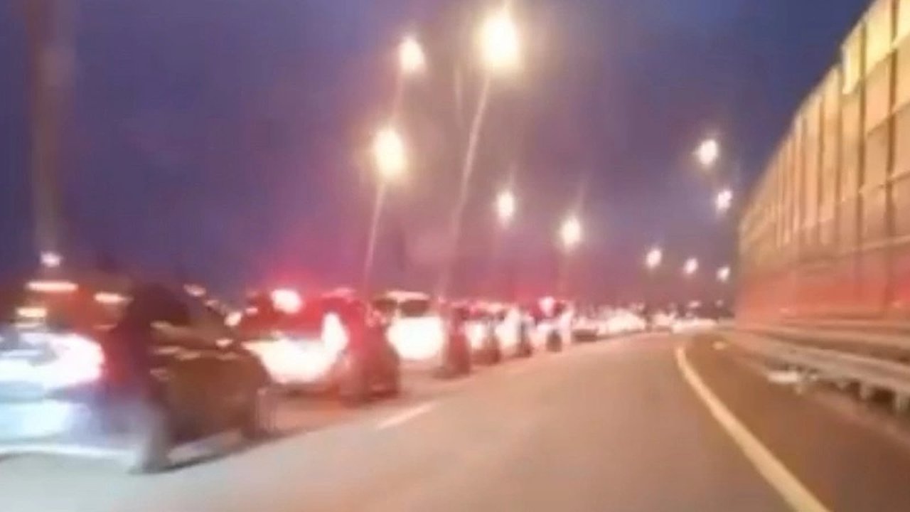 Главная картинка новости: Масштабные пробки на Крымском мосту: водители терпят многочасовые ожидания