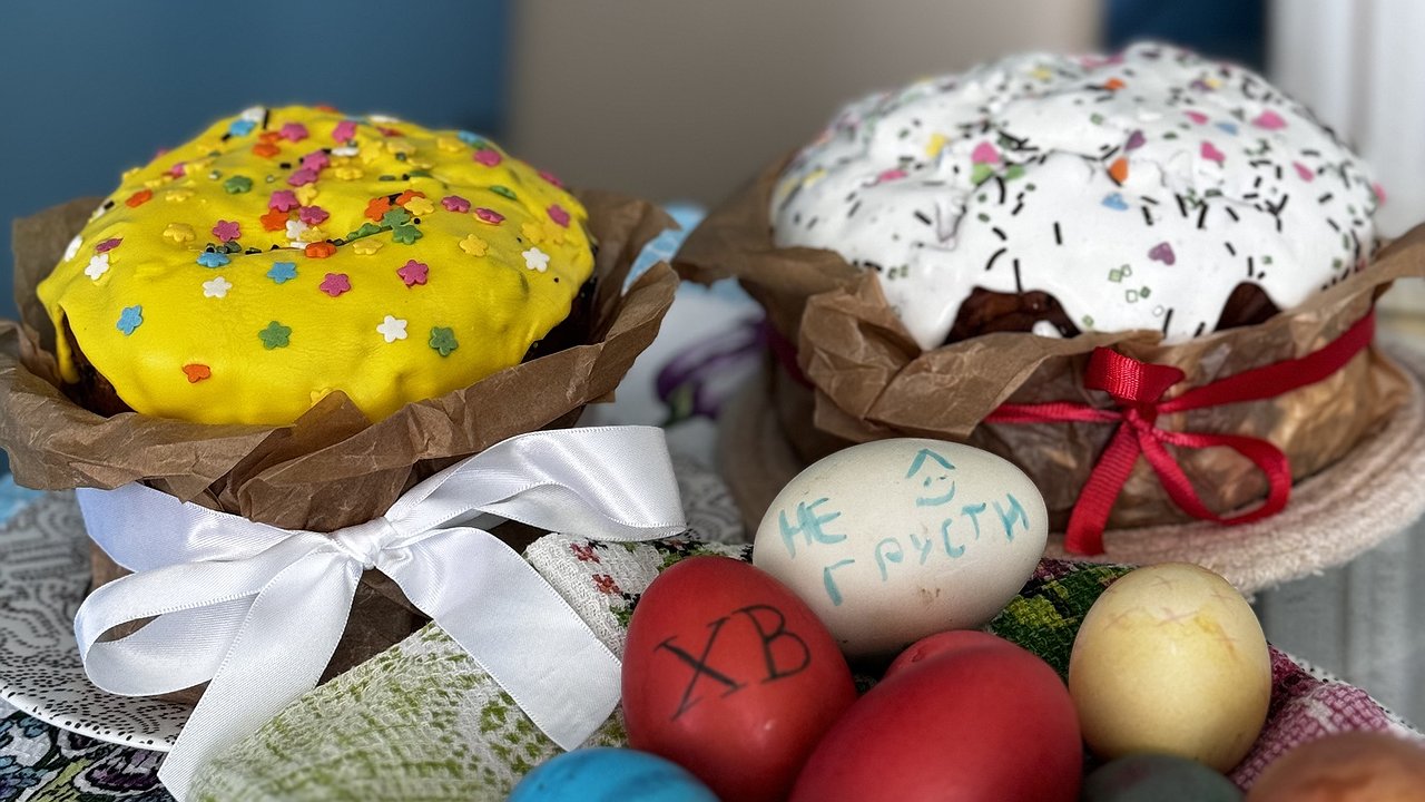 Главная картинка новости: Священник поведал: есть три цвета, в которые не стоит красить яйца на Пасху — намотайте себе на ус