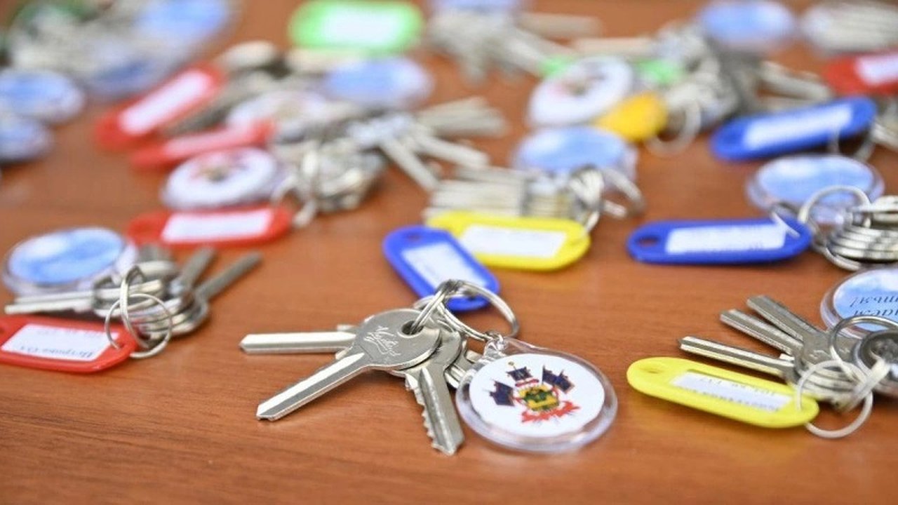 Главная картинка новости: Новороссийск продолжает обеспечивать жильем детей-сирот: план по приобретению 64 квартир