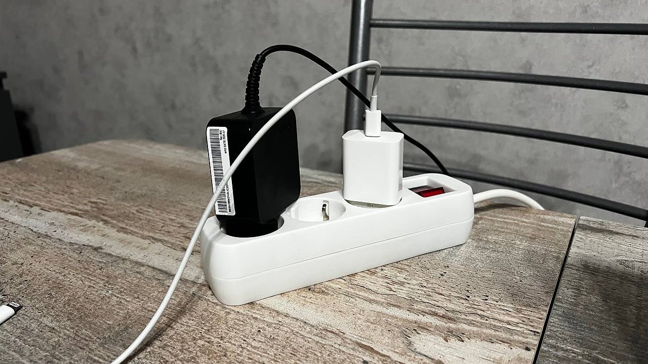 Главная картинка новости: "Съедают" четверть электричества в доме — такие 2 прибора надо выключать из розетки