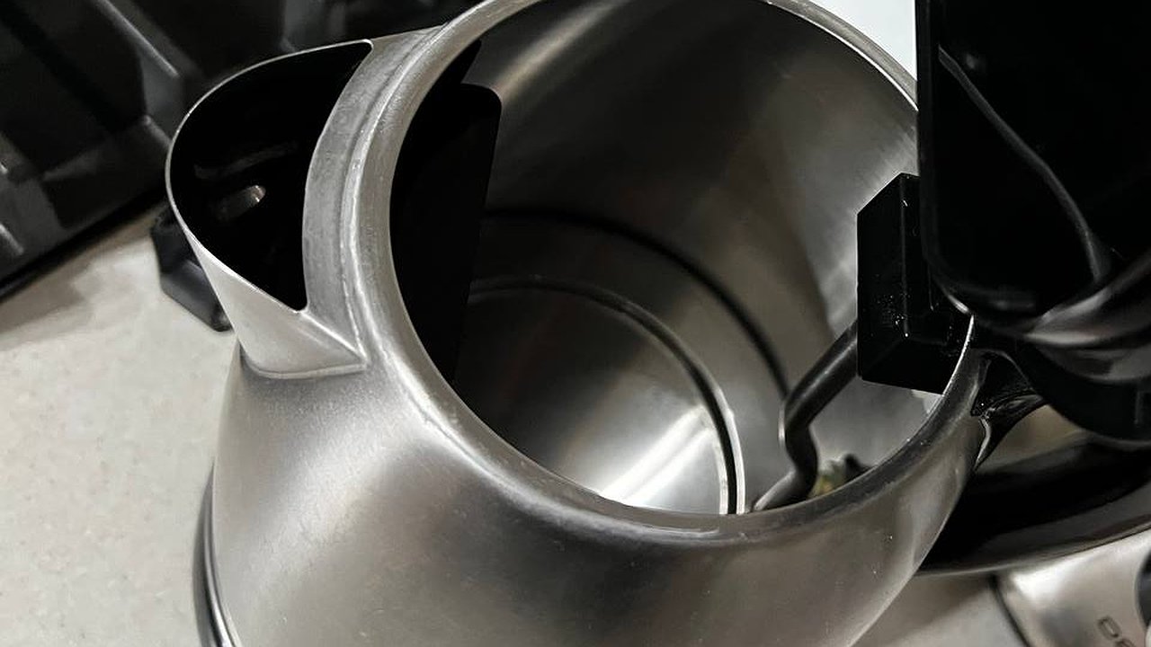 Главная картинка новости: Лайфхак идеально чистого чайника: как убрать налет с помощью 4 ингредиентов из кухни