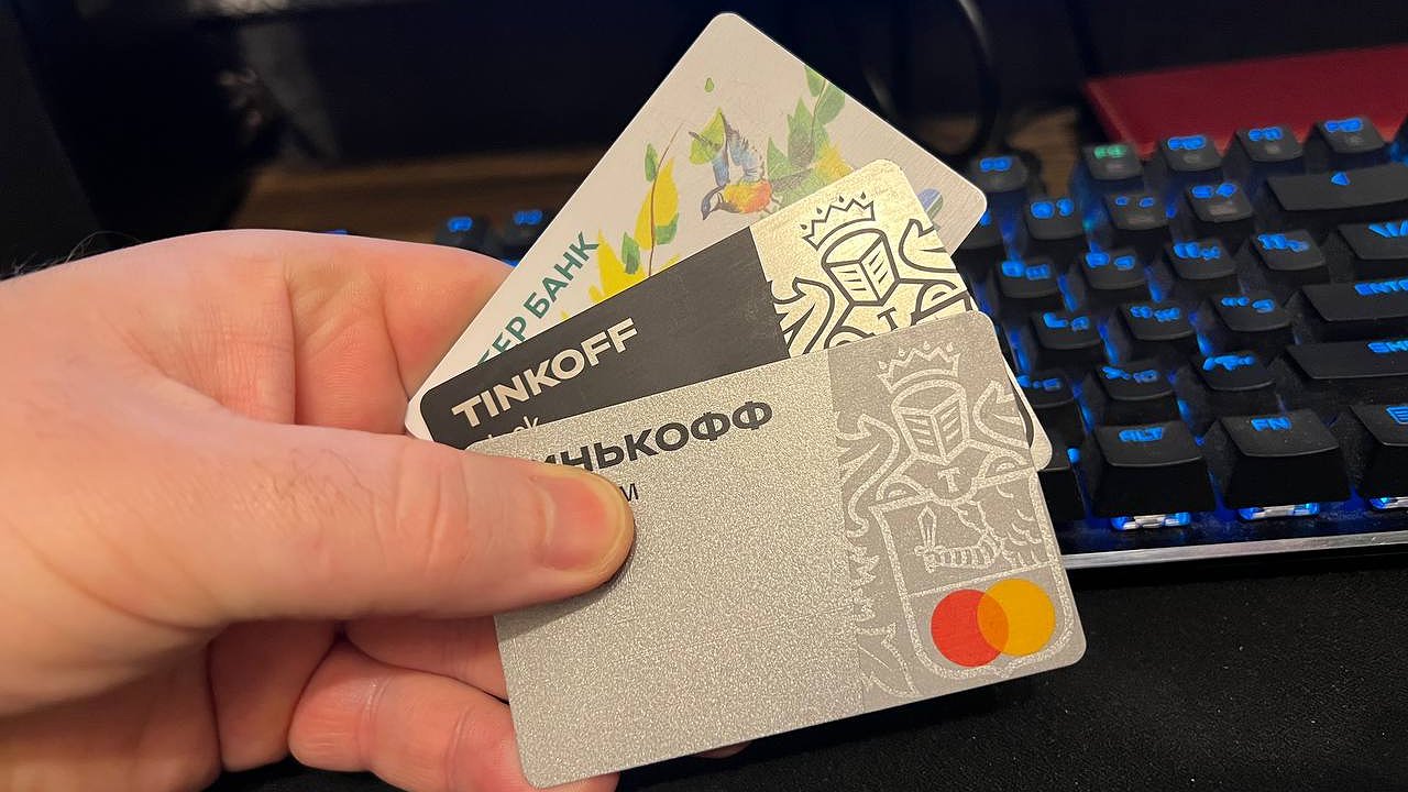Главная картинка новости: «С переводов с карты на карту будут взимать налог»: для россиян с банковскими картами вводят новые требования