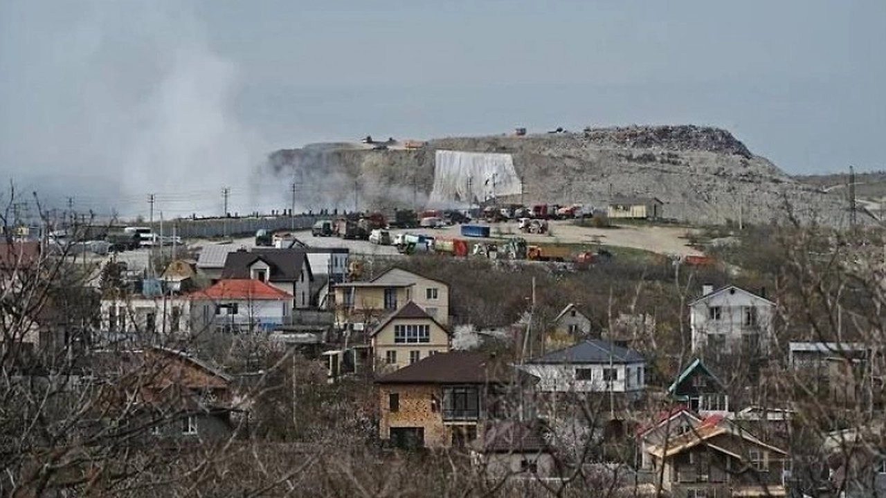 Главная картинка новости: Новороссийский мусорный полигон под угрозой: владельцу грозит штраф и иск