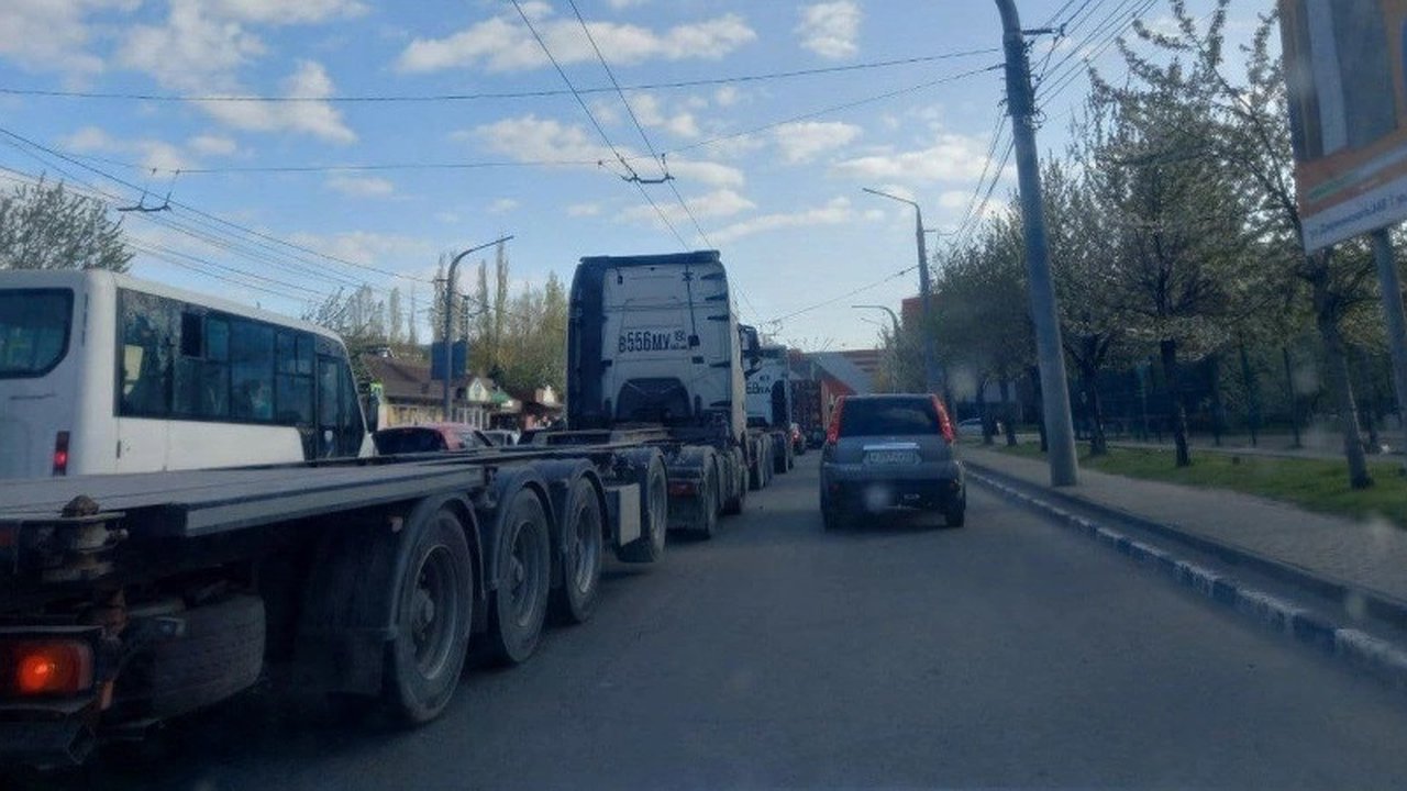 Главная картинка новости: Новороссийцы недовольны движением грузовиков по центральным улицам города