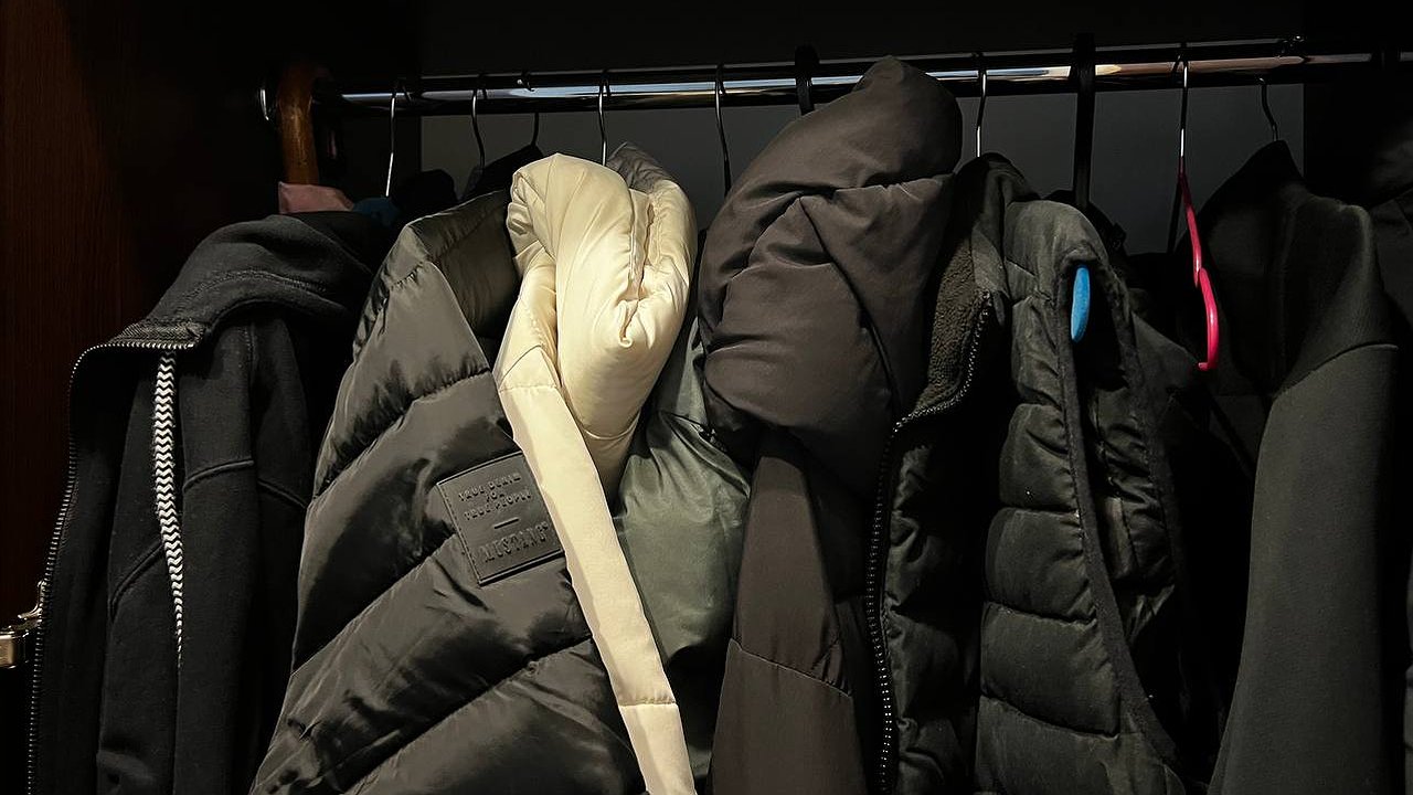 Главная картинка новости: Забываем о влаге: топ весенних лайфхаков по уходу за верхней одеждой