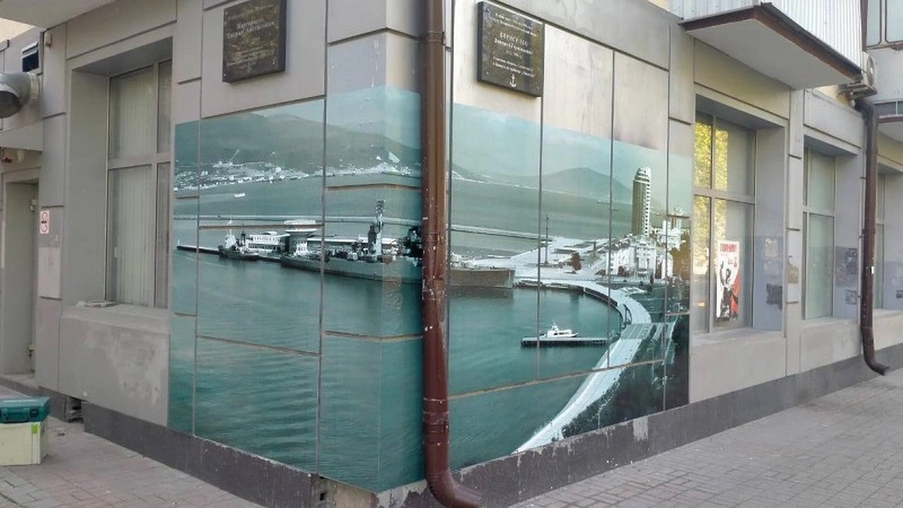 Главная картинка новости: Фасад дома на улице Советов в Новороссийске преобразился благодаря новому фотопанно