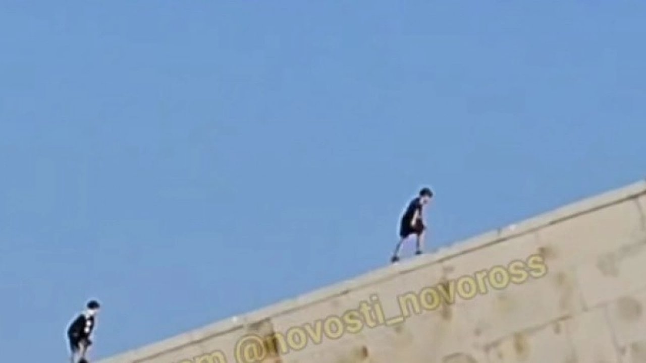 Главная картинка новости: Неуважение к памяти: дети на мемориале «Малая Земля»