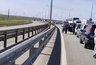 Миниатюра новости: Долгие пробки на дорогах к Чёрному морю: автомобилисты терпят задержки в праздничные выходные