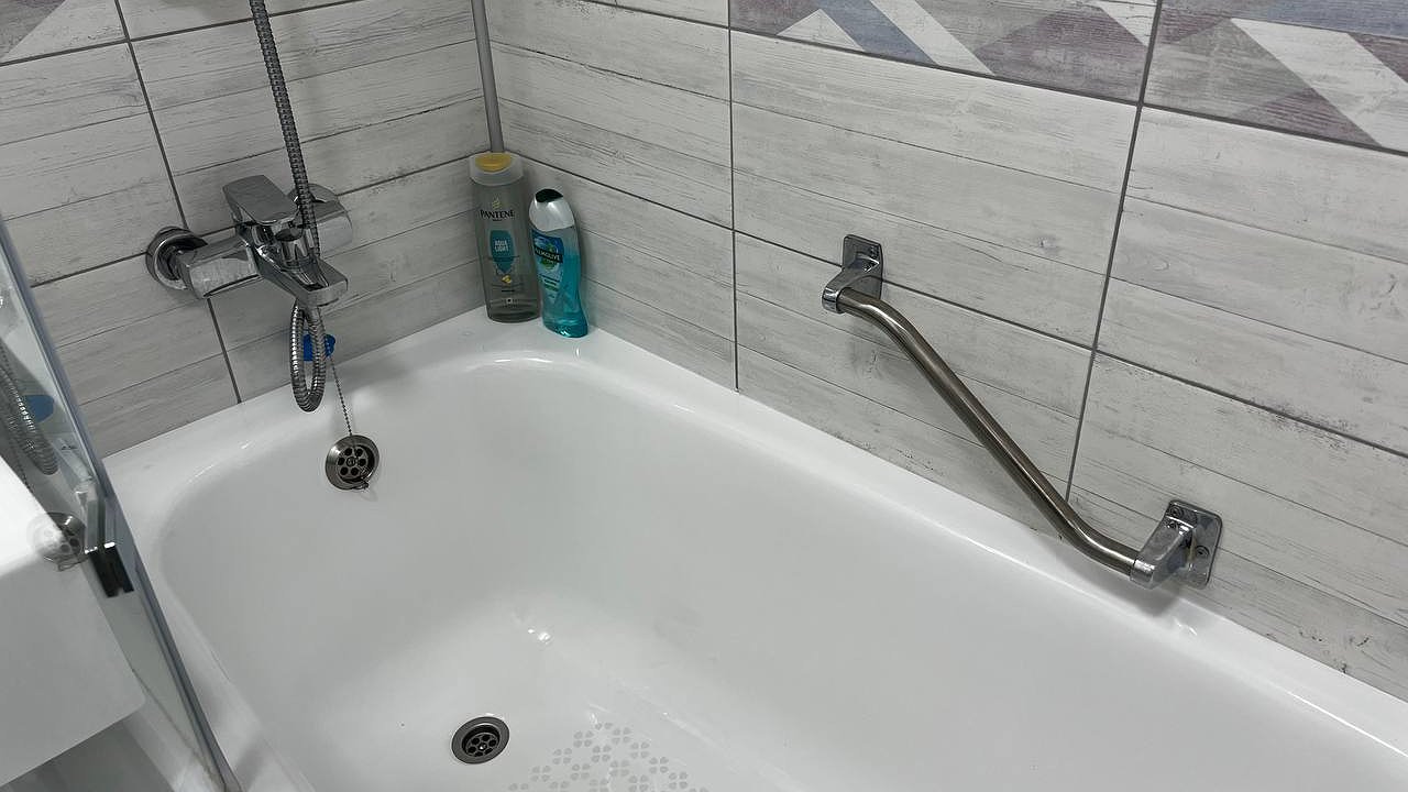 Главная картинка новости: Наносим на межплиточные швы - и получаем белоснежную затирку: всего за 10 минут ванная будет сиять