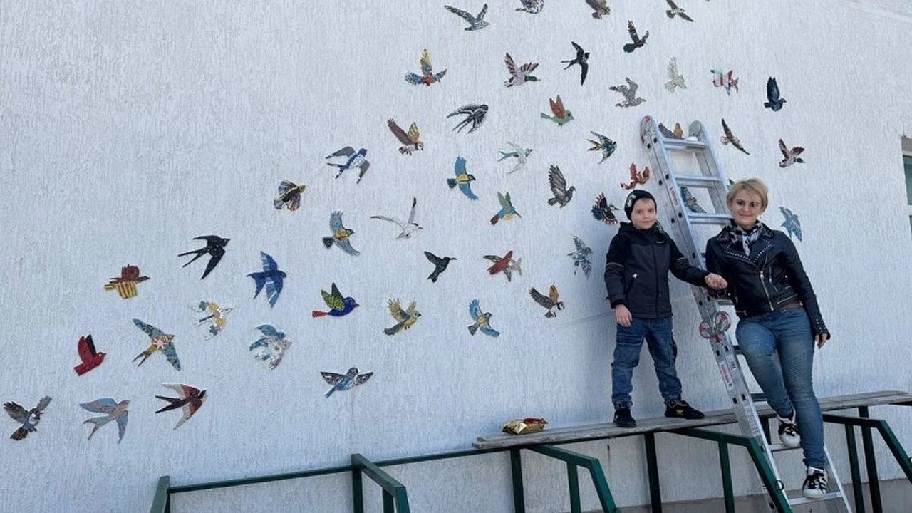 Главная картинка новости: Новороссийск вновь радует мозаичными птицами в рамках арт-проекта