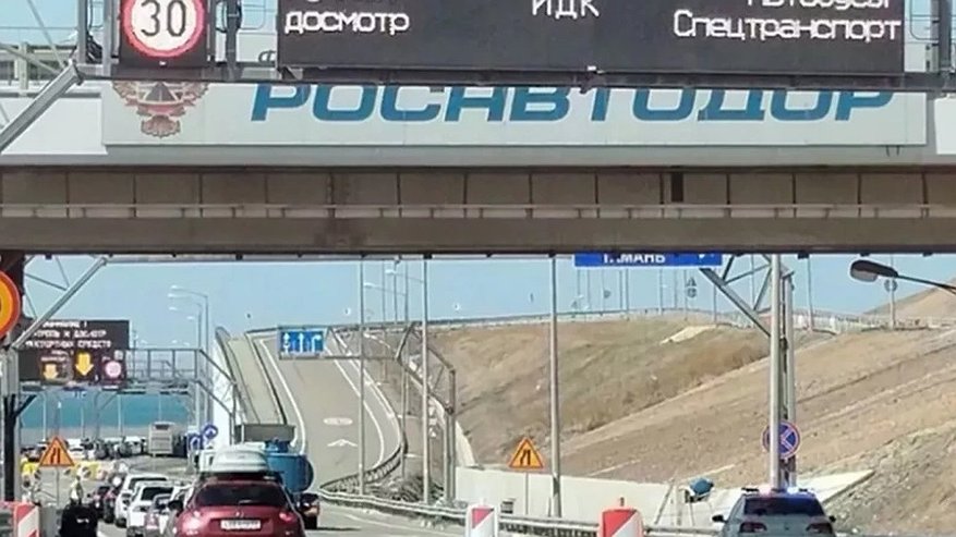 Главная картинка новости: Крым снова на пике популярности: многокилометровые пробки у Крымского моста в майские праздники