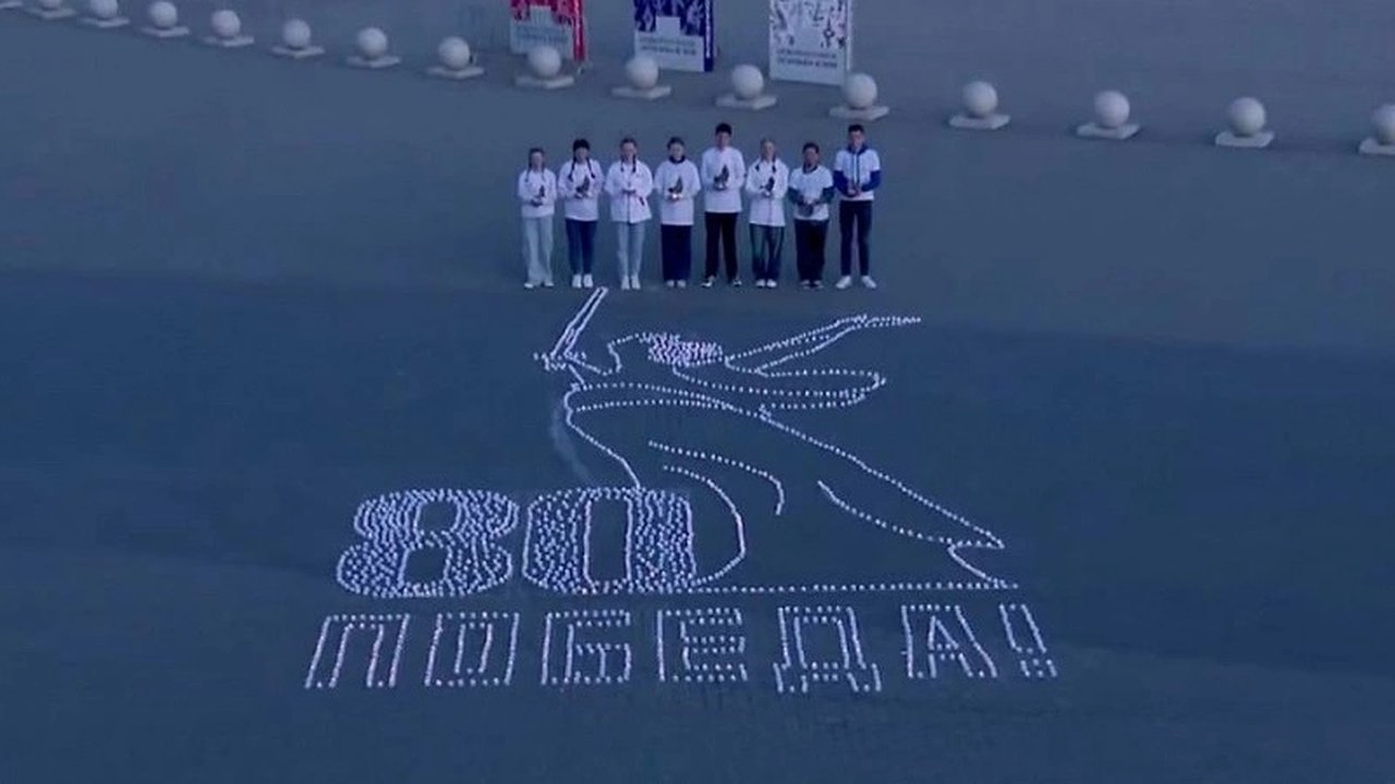 Главная картинка новости: В Новороссийске зажгли тысячи огоньков в память о подвиге предков