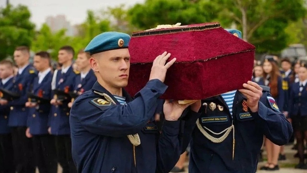 Главная картинка новости: В Новороссийске прошла торжественная церемония перезахоронения солдат, погибших в боях за город-герой