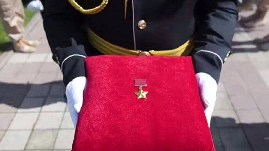 Главная картинка новости: В Новороссийске впервые представлена медаль «Золотая Звезда» — символ героизма города-героя