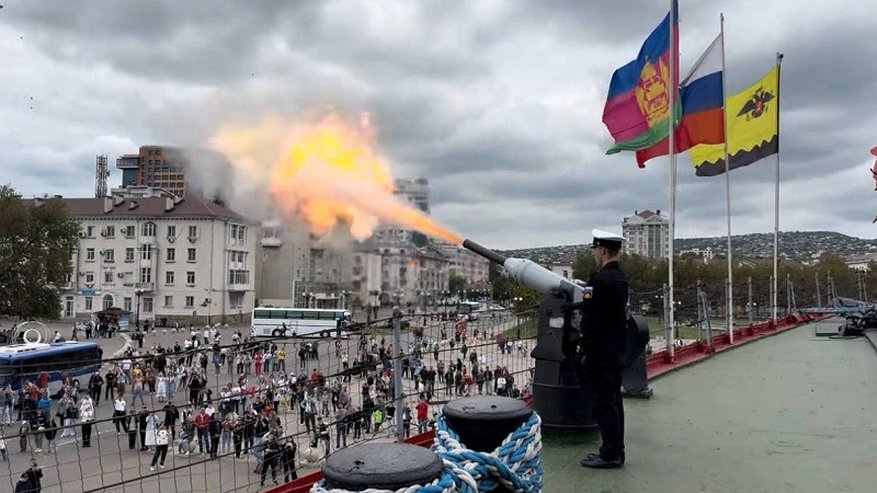 Главная картинка новости: В Новороссийске состоялся торжественный парад в честь Дня Победы