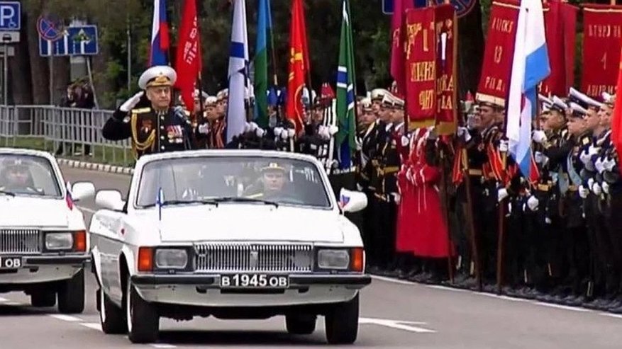Главная картинка новости: Новороссийцы возмущены отсутствием зрителей на параде: кто попал на мероприятие