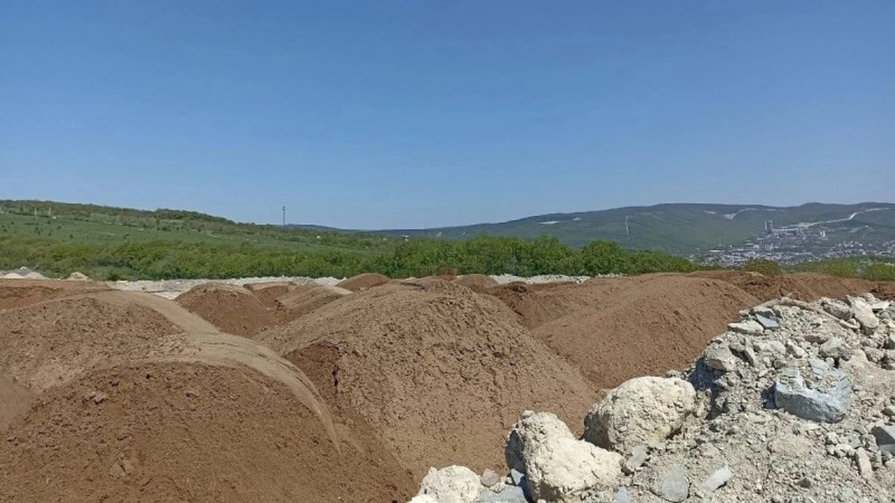 Главная картинка новости: Очищенный песок с анапских пляжей будет использован на мусорном полигоне в Новороссийске
