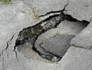 Новороссийцы требуют ремонта провала асфальта у детской спортивной школы