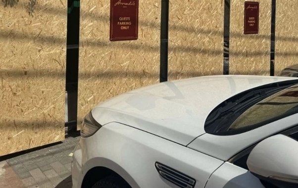 Жители Новороссийска требуют проверить законность парковки на тротуаре