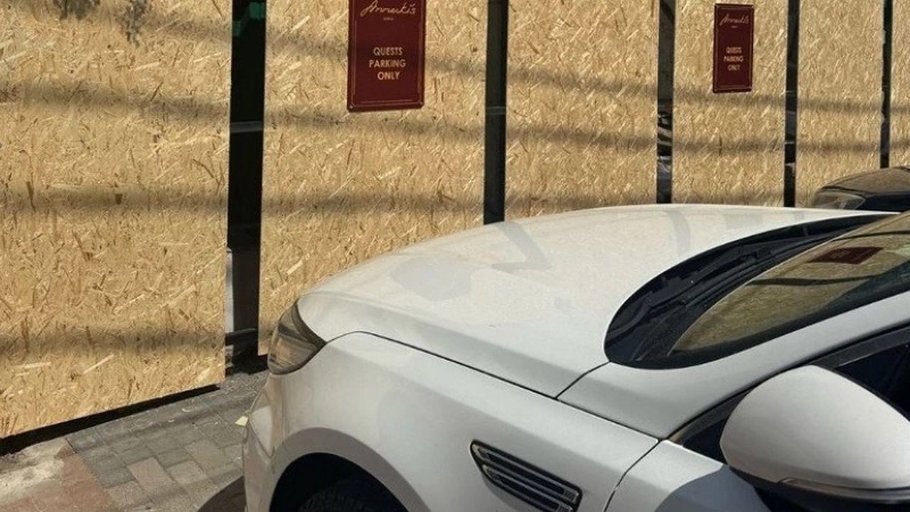 Главная картинка новости: Жители Новороссийска требуют проверить законность парковки на тротуаре