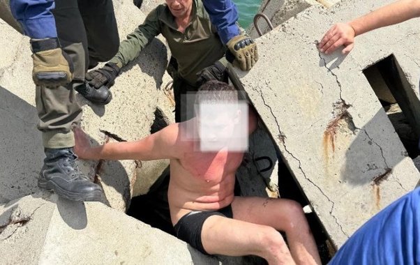 Спасатели Новороссийска помогли мужчине, застрявшему между бетонными конструкциями