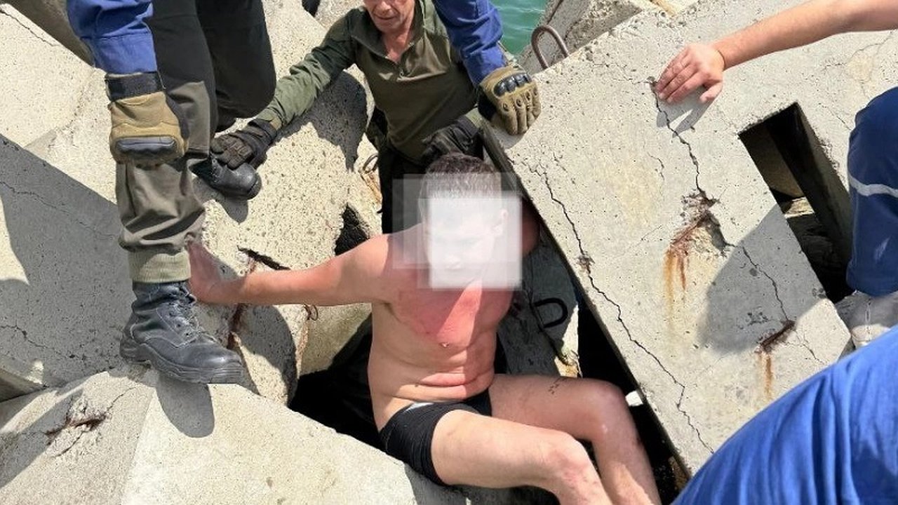 Главная картинка новости: Спасатели Новороссийска помогли мужчине, застрявшему между бетонными конструкциями