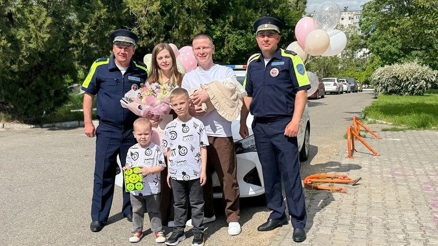 Главная картинка новости: Полицейские стали «ангелами в погонах» для молодой семьи в Новороссийске