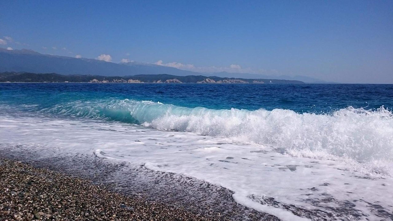 Главная картинка новости: "В Сочи можно купаться, но вы не захотите!" — эколог в шоке от скрытых проб нефти в воде-2025