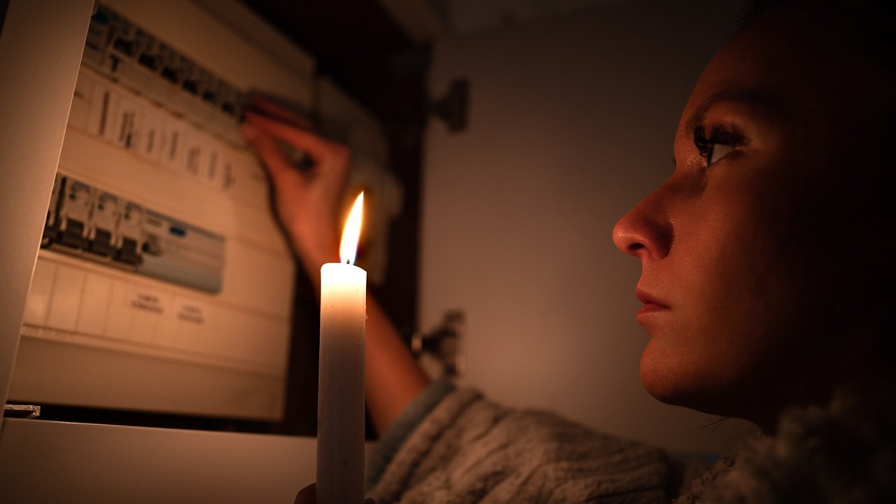 Главная картинка новости: Свет отключат в половине Новороссийска: полный список улиц без электричества 19 мая