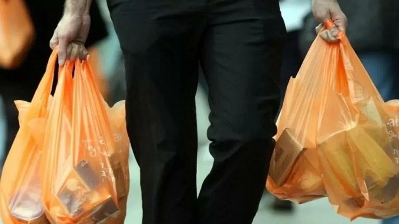 Главная картинка новости: Вот почему нельзя использовать магазинные пакеты для отходов! Выбрасываете мусор — губите здоровье