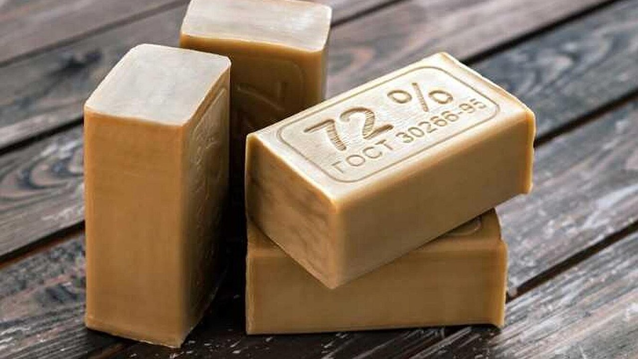 Главная картинка новости: Смешиваем мыло с марганцовкой — и про любые пятна можно забыть: проверенный лайфхак опытных хозяек