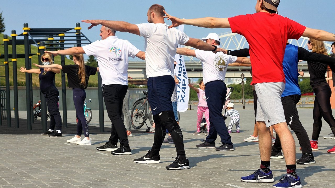 Главная картинка новости: Встречай рассвет движением: с 1 июня Новороссийск запускает утренние тренировки на берегу моря