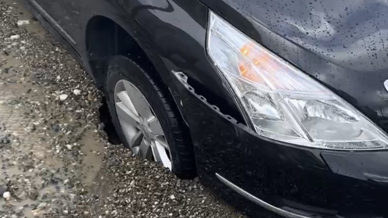 Главная картинка новости: Дорога-ловушка в Новороссийске: как провал под колесами в час пик парализовал район