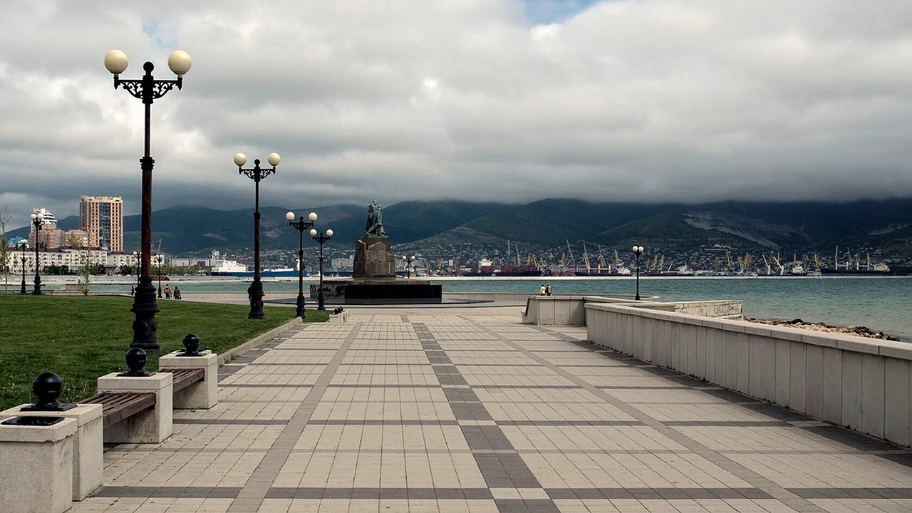 Главная картинка новости: Частные охранники за 3,5 млн: Новороссийск готовится к летнему сезону на набережной