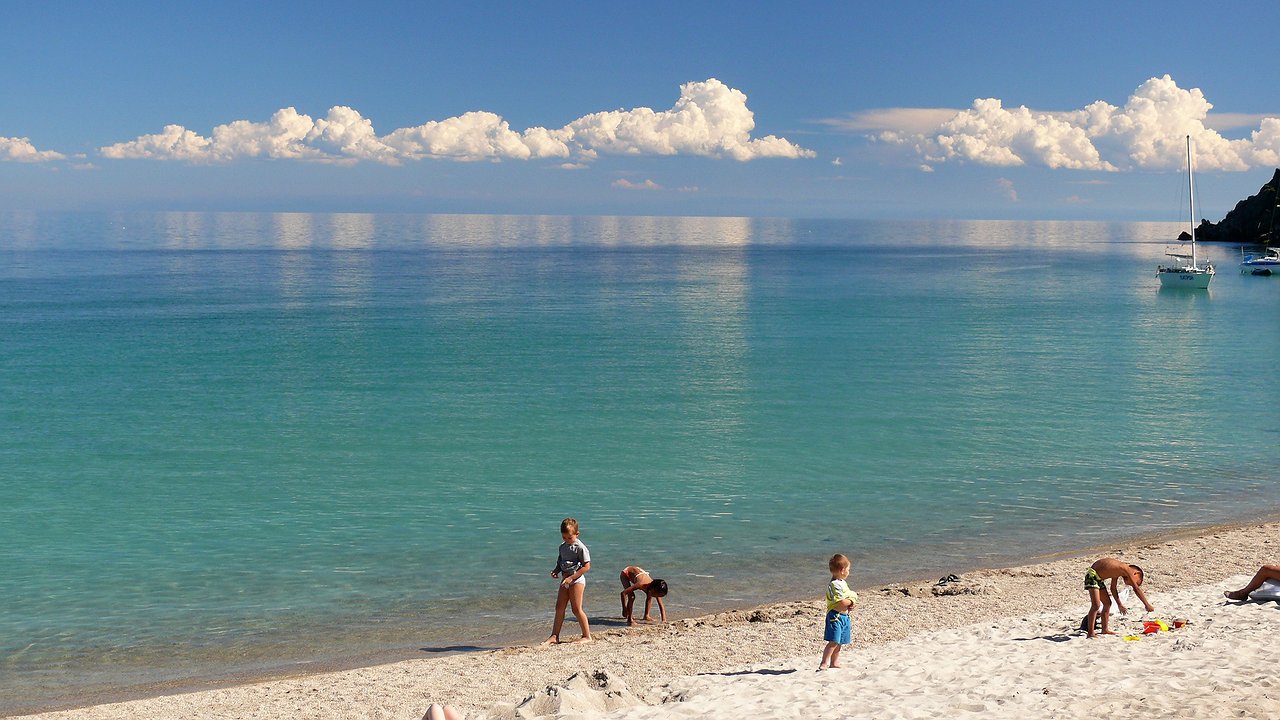 Главная картинка новости: Российские Мальдивы: бирюзовые заливы и пляжи с белым песком — отдых за стоимость поездки на дачу