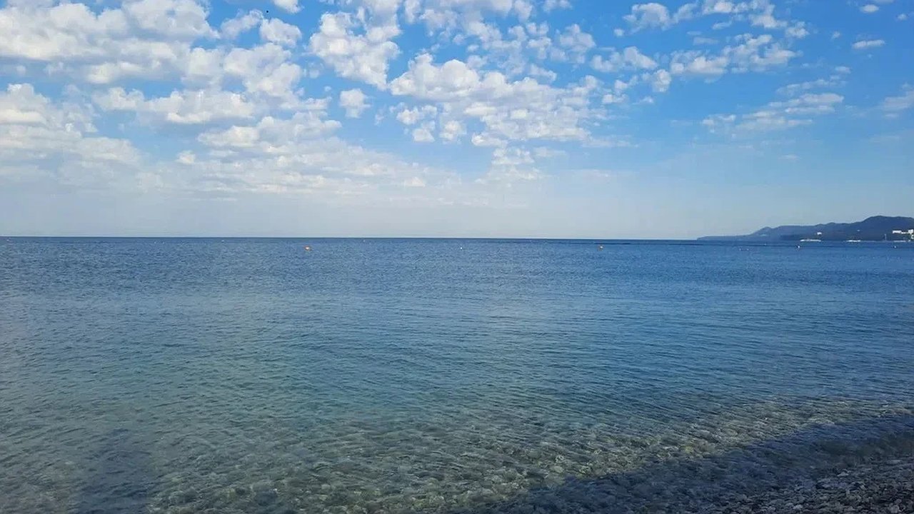 Главная картинка новости: Чёрное море у берегов Кубани прогревается, но до комфортного купания далеко